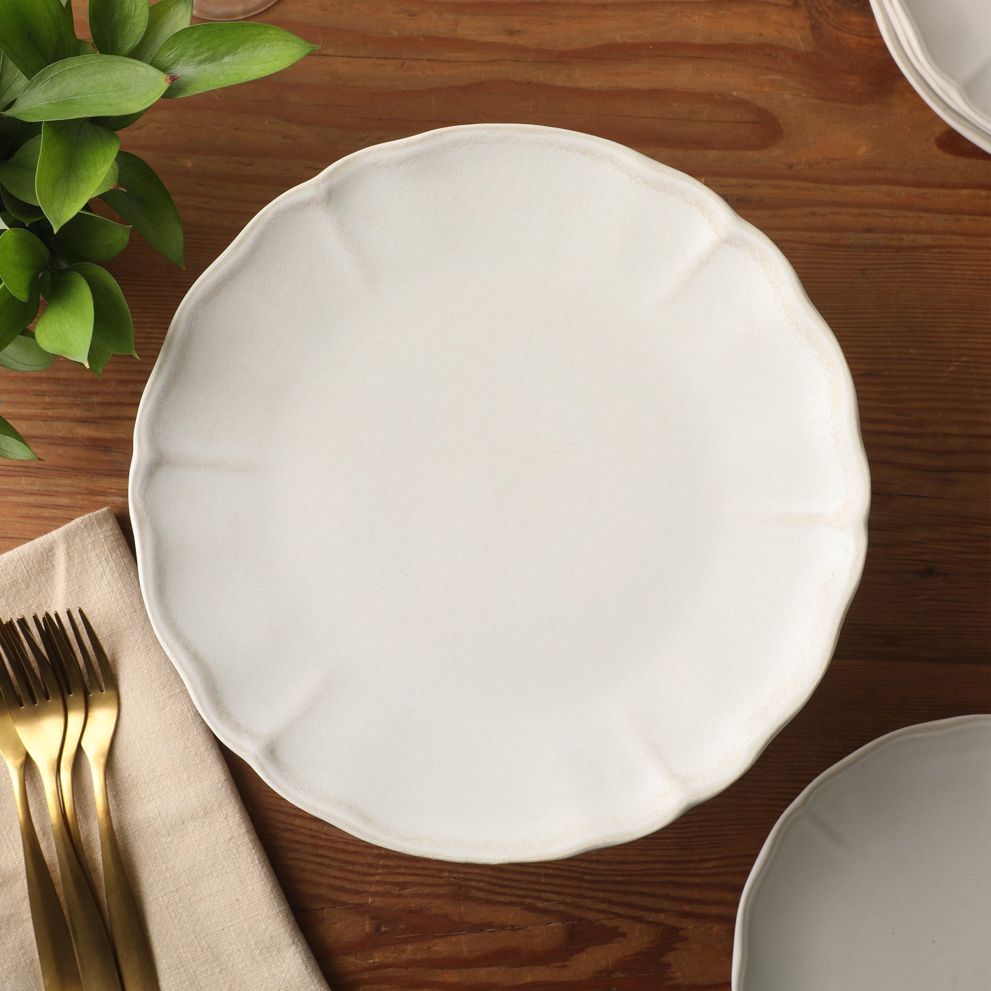 Gibson Elite Vista Rossio - Made in Portugal - 10.6 Inch White Ceramic Cake Stand, Pedestal Dessert Stand with Scalloped Rim, Cupcake Stand