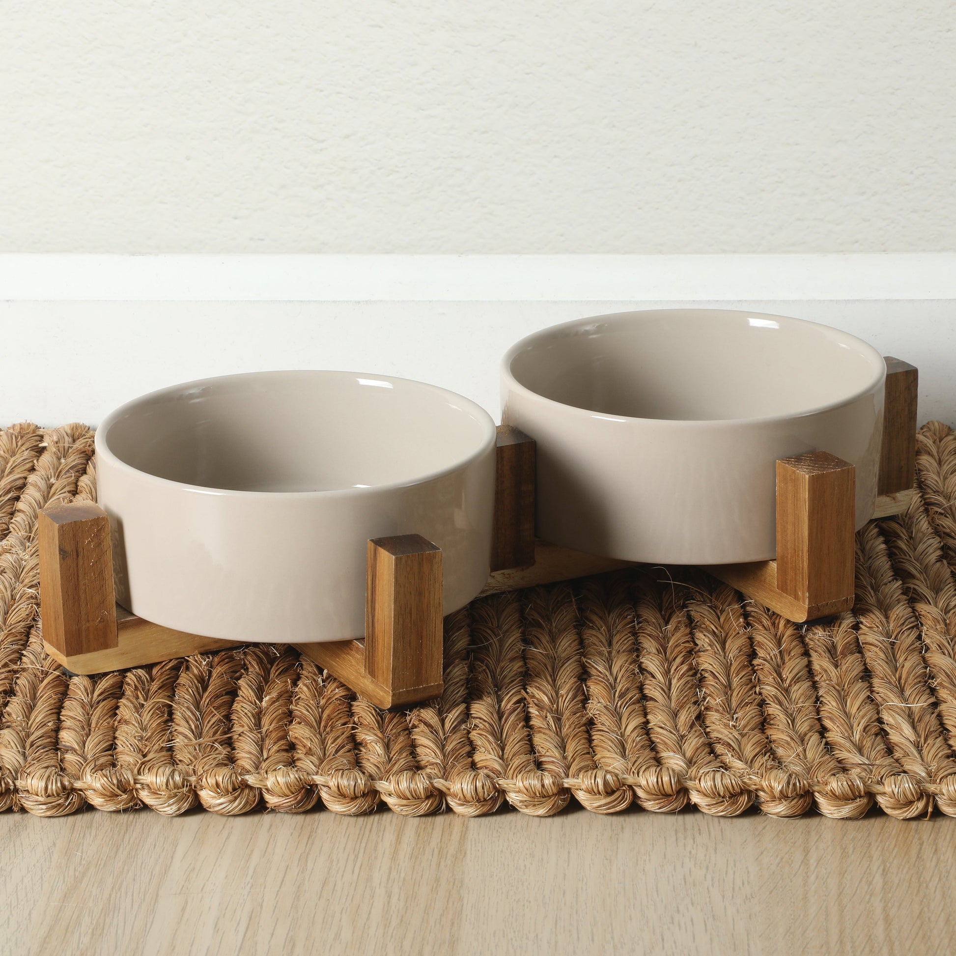 Gibson Home Zoomie Bites Ceramic Dog and Cat Bowl with Acacia Wood Stand Non-Slip Matte Glaze Weighted Food Water Set for Cats & Small/Medium Sized Dogs, 5.5" Bowls