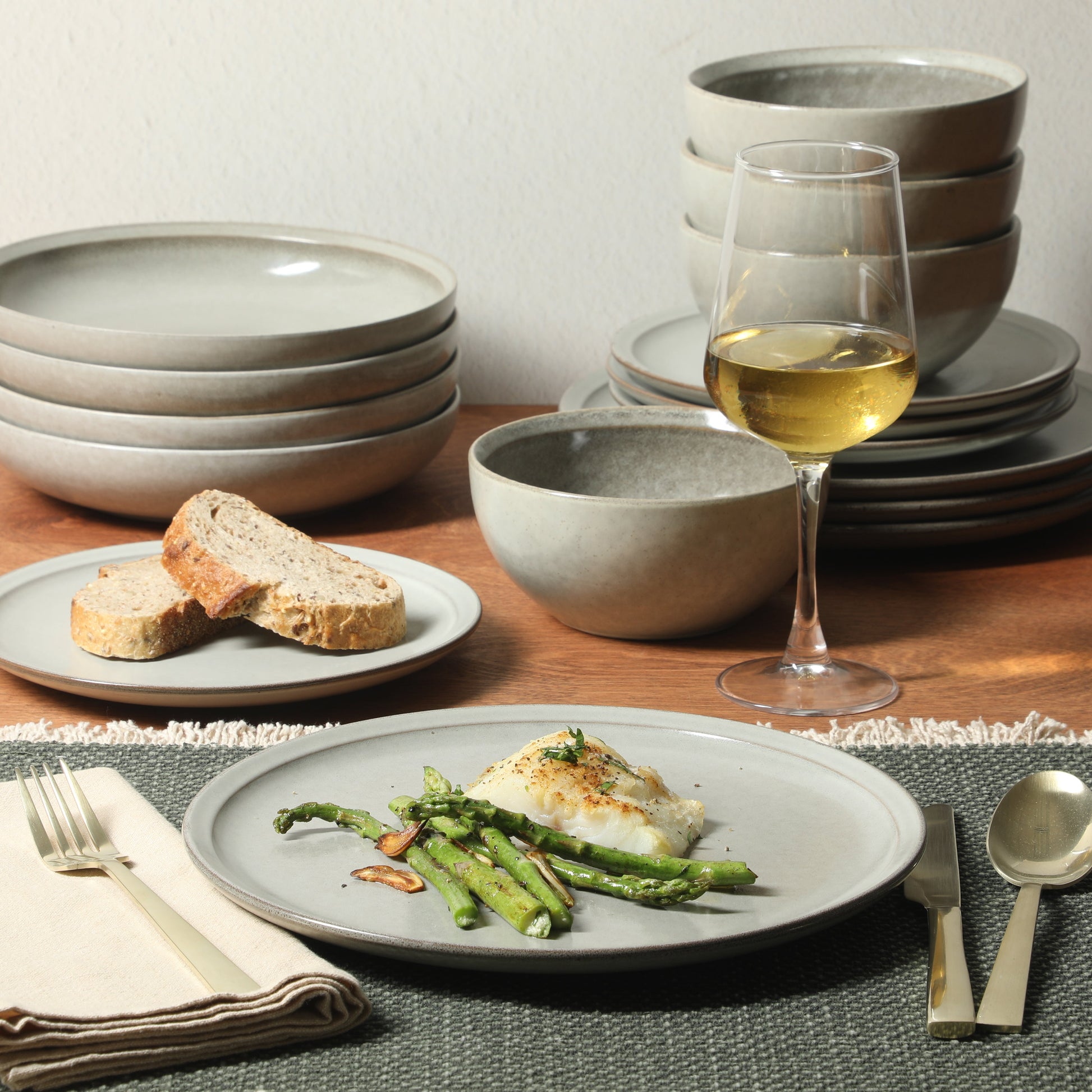 Gibson Elite Beckett Stoneware Matte Reactive Glaze 16 Piece (Service for 4) Plates and Bowls Dinnerware Set