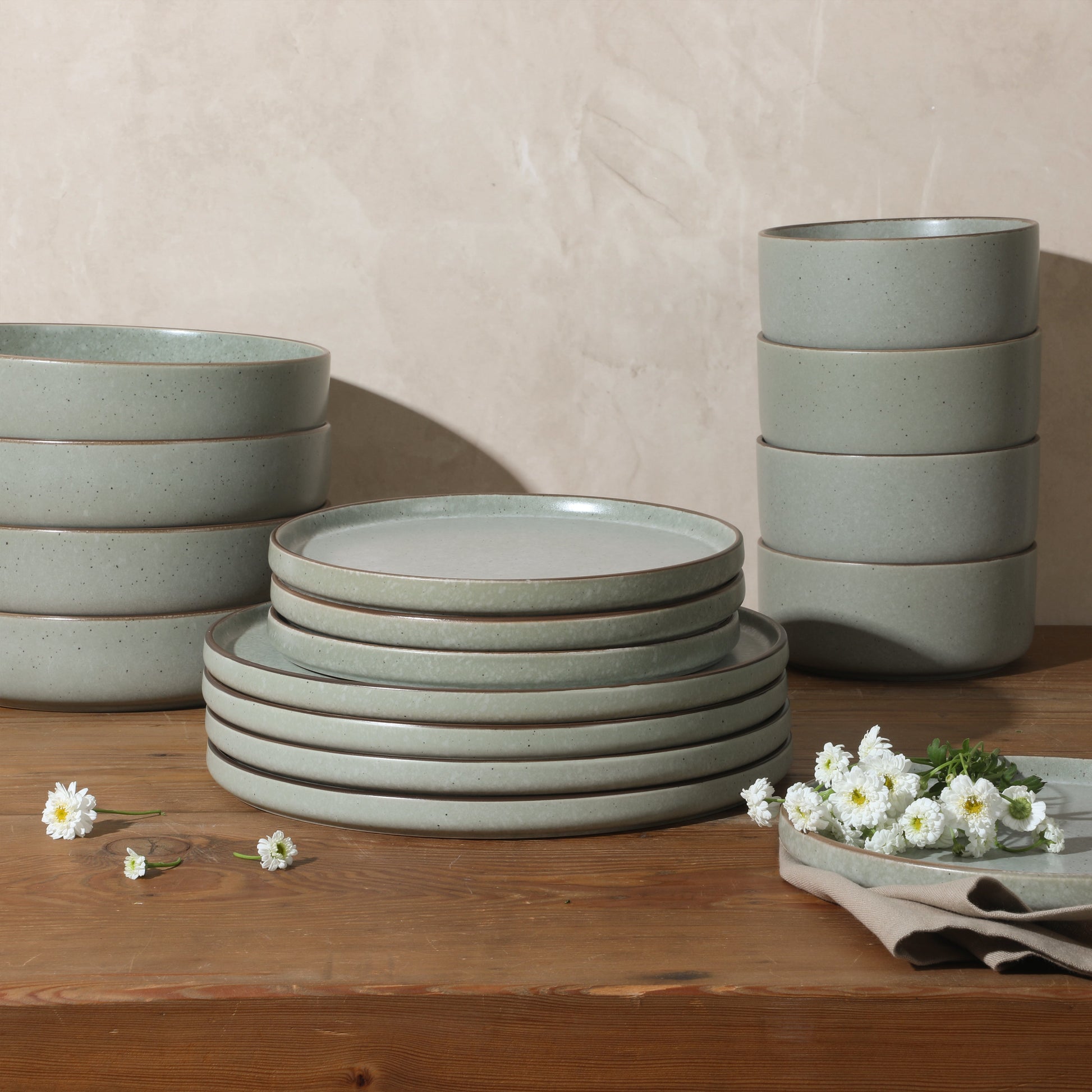 Gibson Elite Gelston Stoneware Matte Reactive Glaze 16 Piece (Service for 4) Plates and Bowl Dinnerware Set