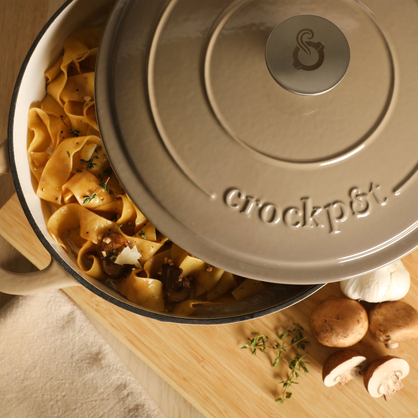 Crock Pot Artisan 7-Quart Round Cast Iron Dutch Oven Pot With Lid