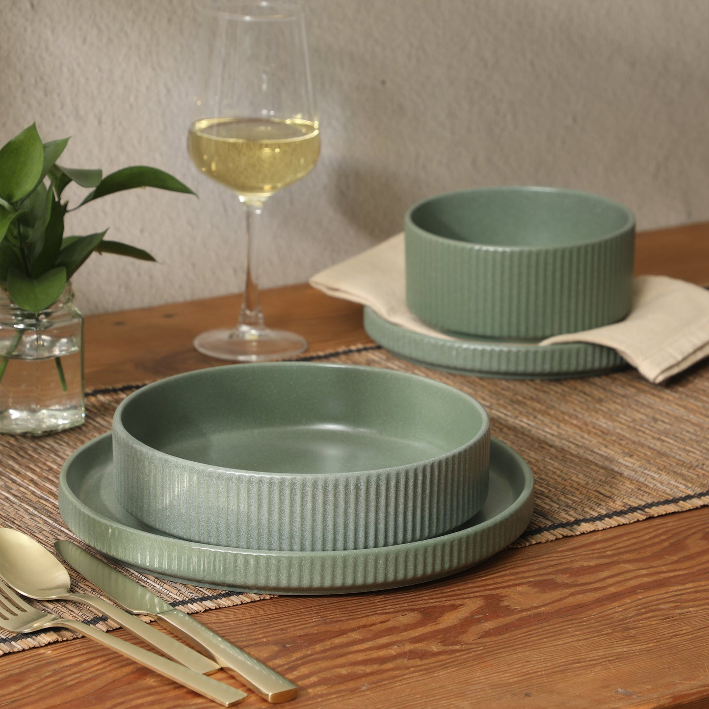 Gibson Elite Deerfield 16-Piece Stoneware Dinnerware Set – Stackable Plates and Bowls, Reactive Glaze Finish, Service for 4 – Microwave & Dishwasher Safe
