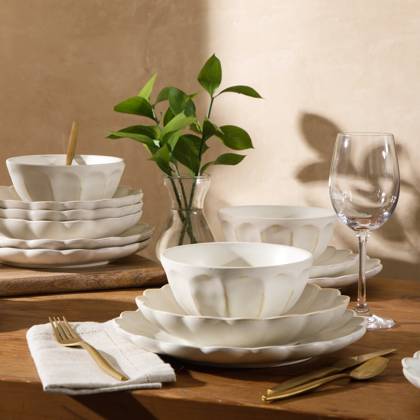 Bloomhouse - 2 Time Oprah's Favorite Things - Yuelu Bloom Dinnerware Set - Scallop Embossed 16 Piece (Service for 4) Plates and Bowls Set - Jasmine White