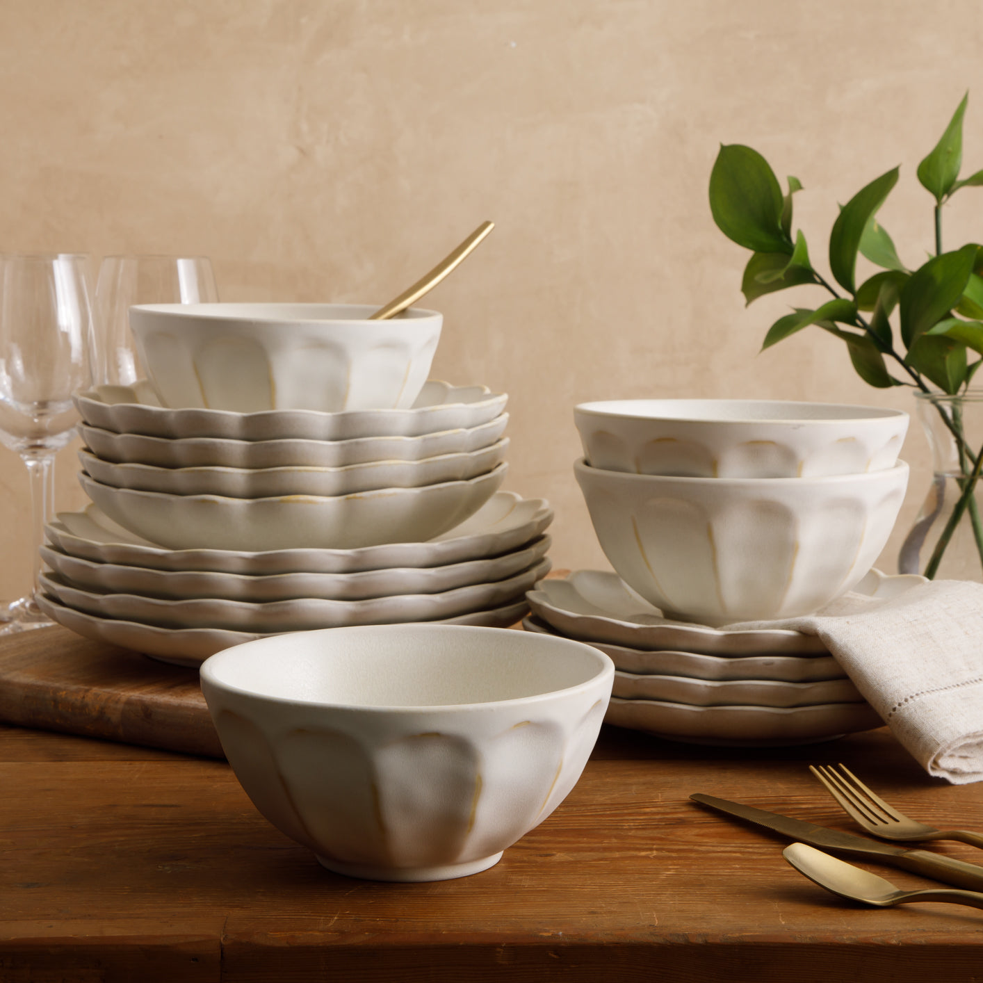 Bloomhouse - 2 Time Oprah's Favorite Things - Yuelu Bloom Dinnerware Set - Scallop Embossed 16 Piece (Service for 4) Plates and Bowls Set - Jasmine White