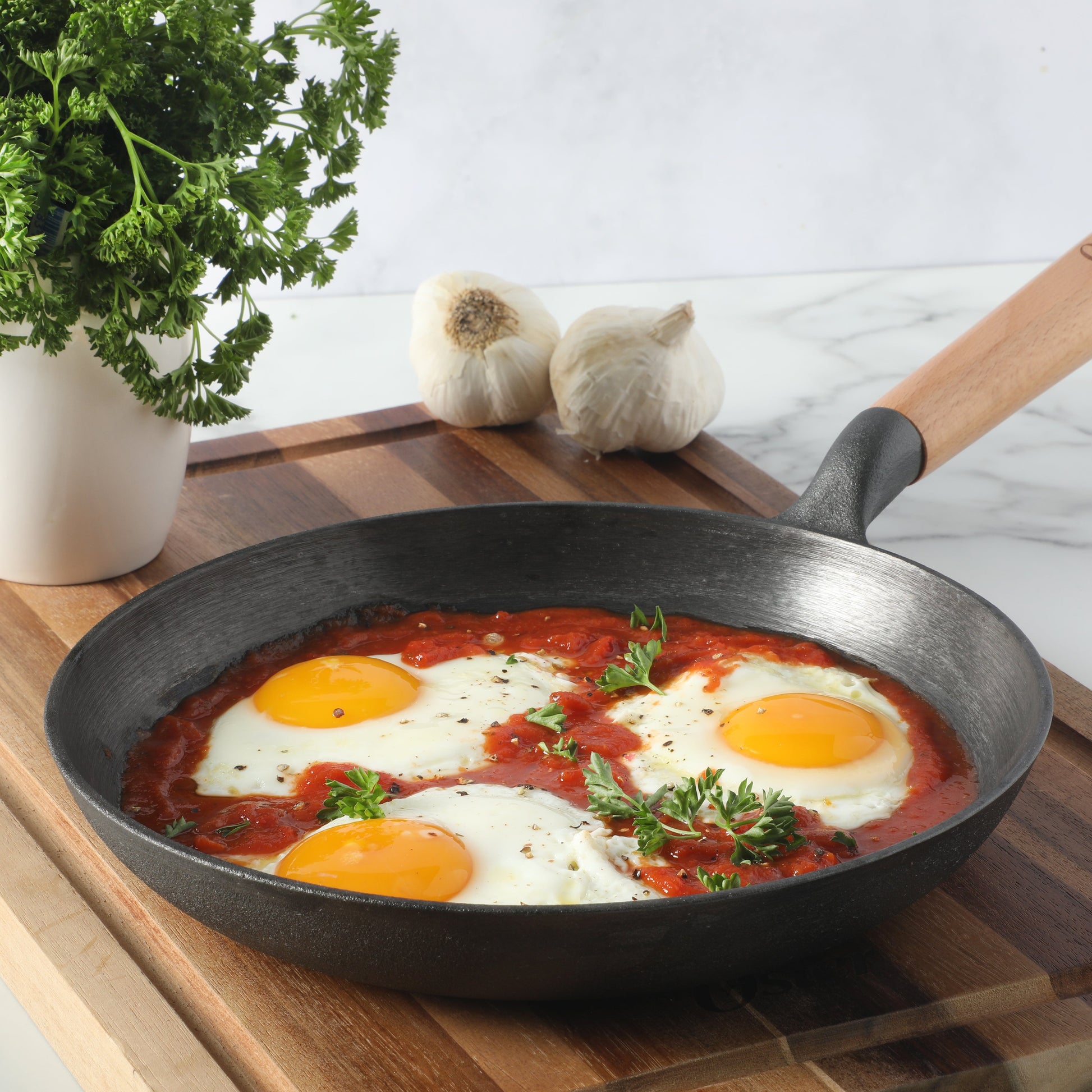 Oster Platinum Flintfield 9.5 Inch Pre-Seasoned Cast Iron Skillet with Wood Handle, Natural Nonstick Lightweight Cast Iron Frying Pan for Searing, Sautéing & Everyday Cooking