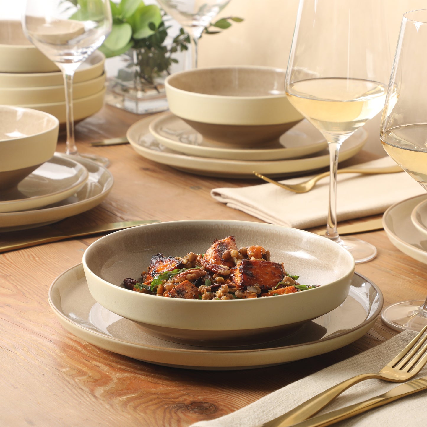 Gibson Elite Octavia Place 16 Piece Stoneware Dinnerware Set, Service for 4, Coupe Modern Plates & Bowls, Reactive Glaze Finish, Green, Microwave & Dishwasher Safe