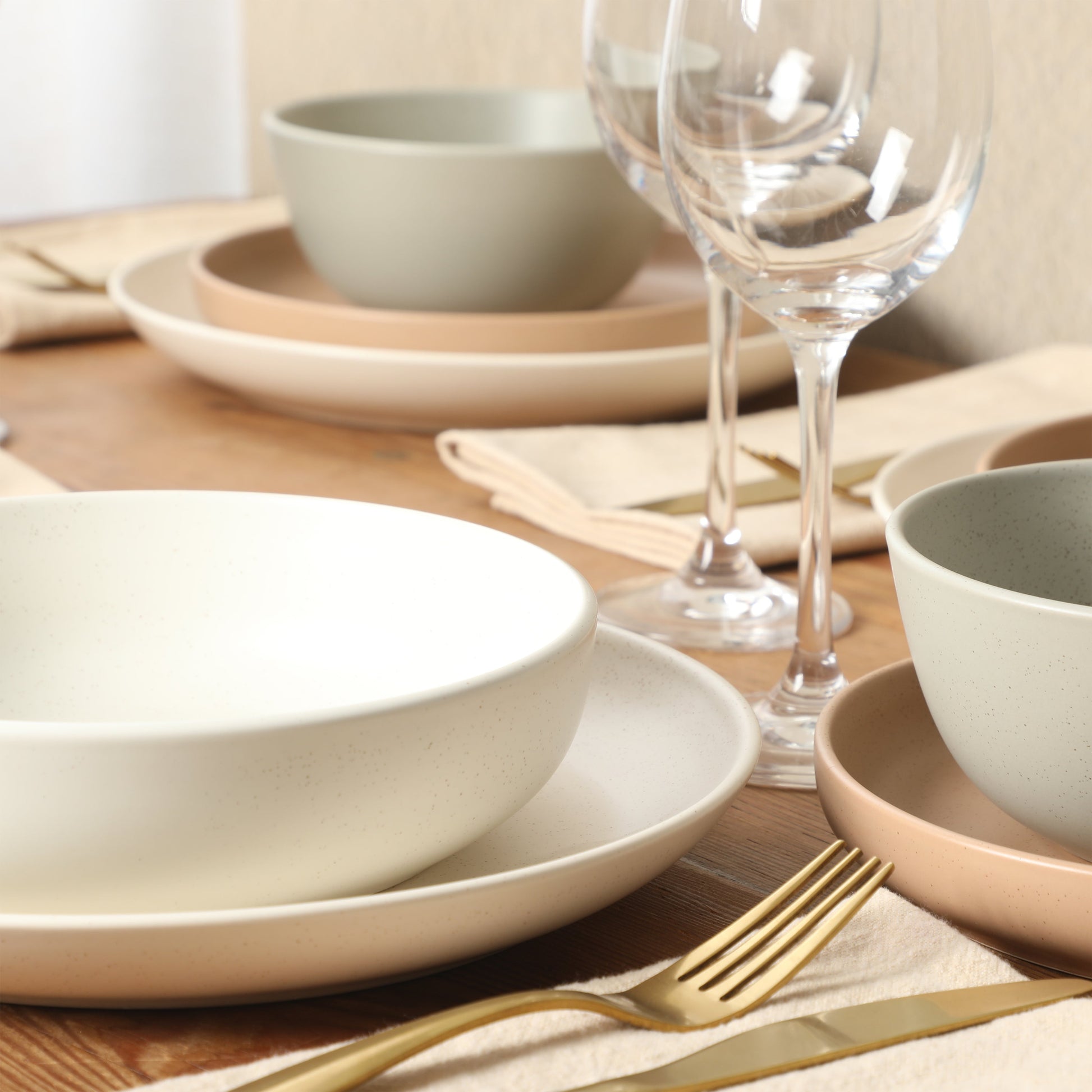 Gibson Elite Leeds Court Plates and Bowls Sets, 16-Piece Stoneware Dinnerware Sets, Round Speckle Reactive Glaze Dish Set, Service for 4