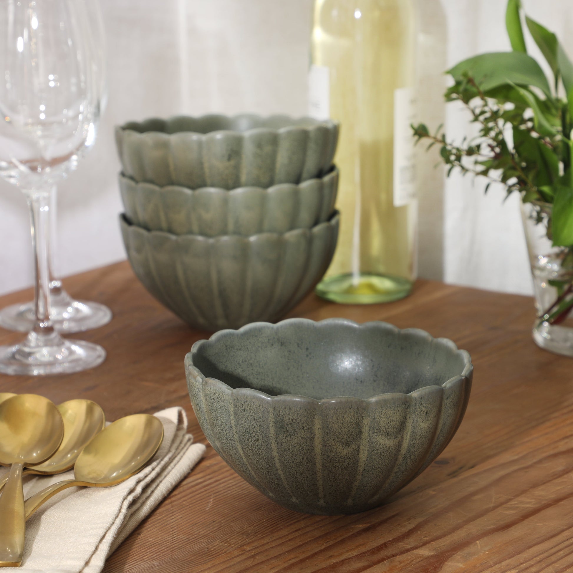 Gibson Elite Bistro Fleur Stoneware Cereal Bowls Set of 4, 5.5-Inch Scalloped Bowls, Fluted Kitchen Bowls for Cereal, Soup, Salad