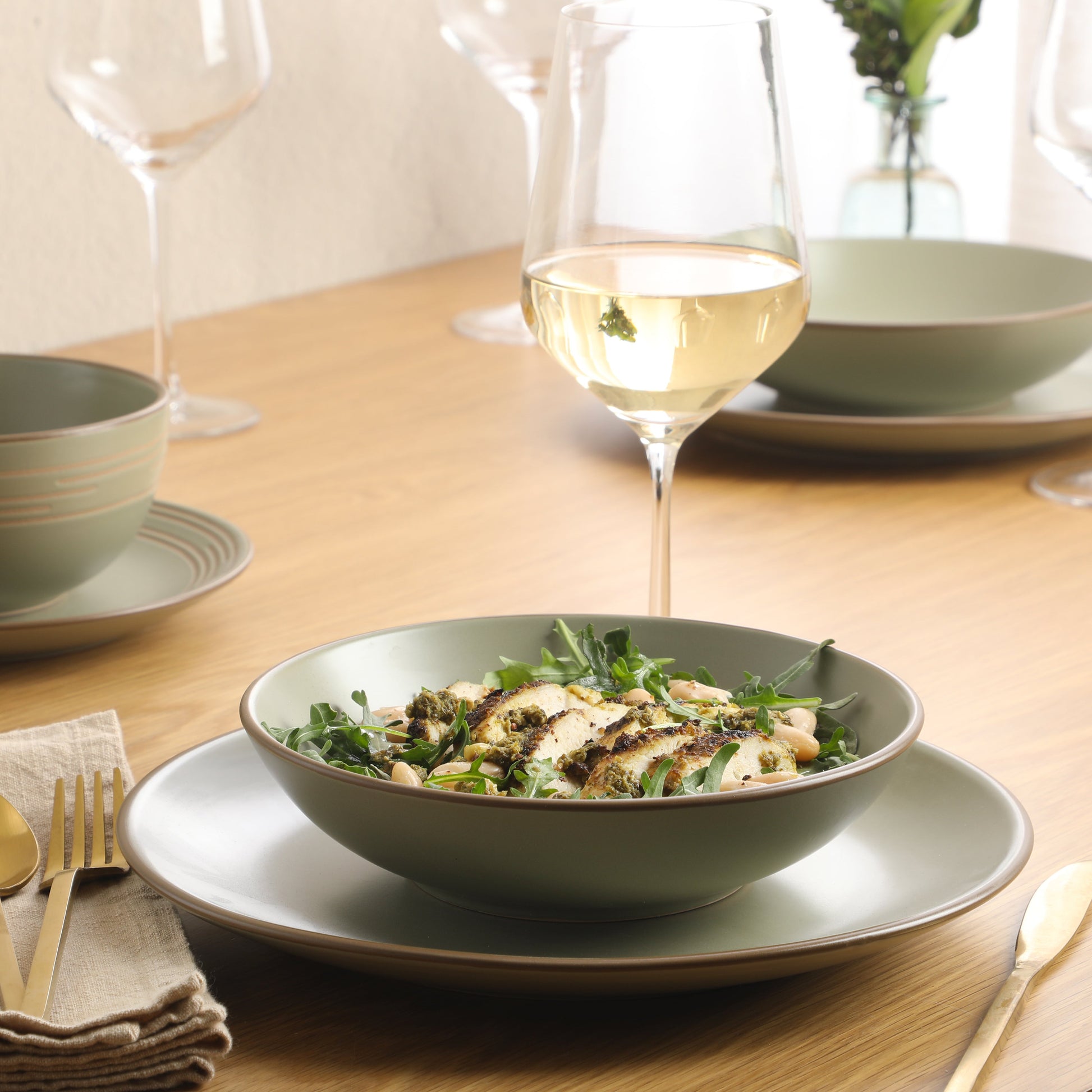 Gibson Home Chiswick House 16-Piece Stoneware Dinnerware Set, Round Plates and Bowls Set for 4, White with Wax Relief Embossed Rim Detail, Dishwasher Safe – Dinner Plate, Salad Plate & Cereal Bowl