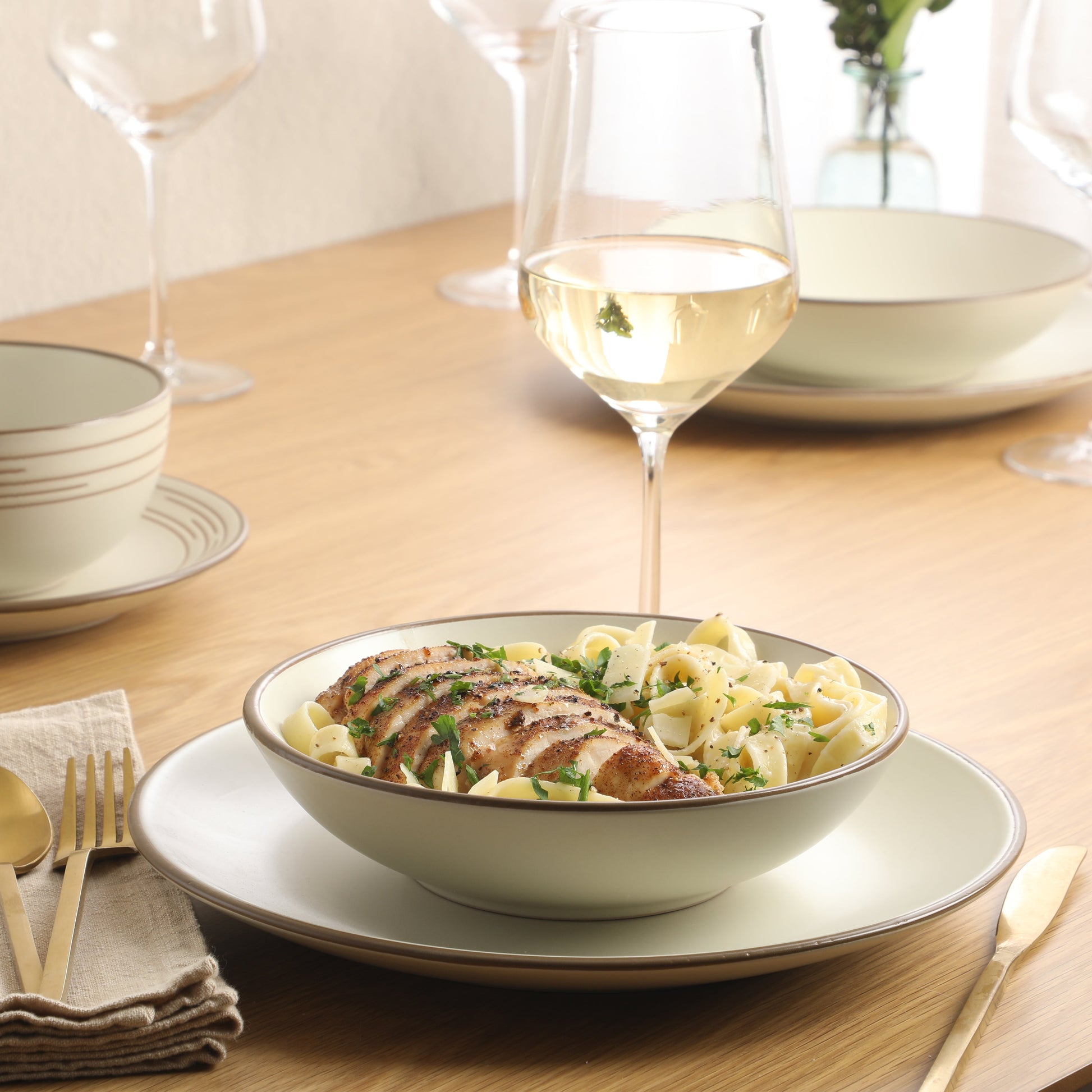 Gibson Home Chiswick House 16-Piece Stoneware Dinnerware Set, Round Plates and Bowls Set for 4, White with Wax Relief Embossed Rim Detail, Dishwasher Safe – Dinner Plate, Salad Plate & Cereal Bowl